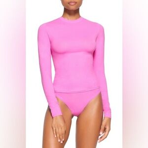 SKIMS FITS EVERYBODY LONG SLEEVE T-SHIRT LIMITED EDITION: NEON ORCHID XS